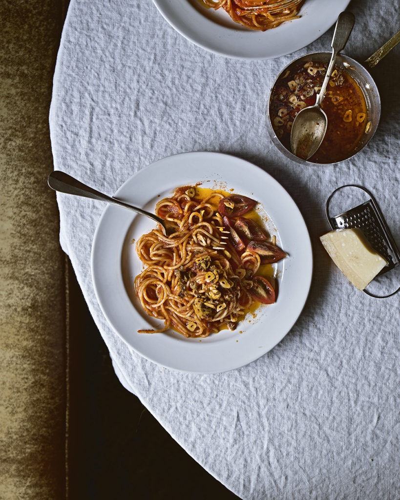 Spaghetti in tomato sauce w/ crispy garlic and green olive oil